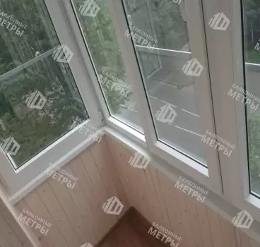 Остекление и отделка балкона деревянной вагонкой Остекление и отделка балкона деревянной вагонкой