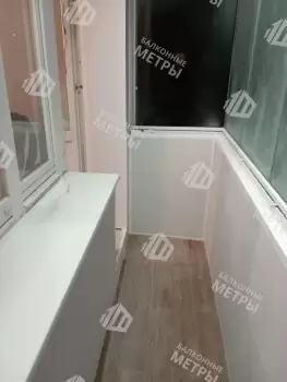 Отделка пола, стен и потолка  балкона разными материалами